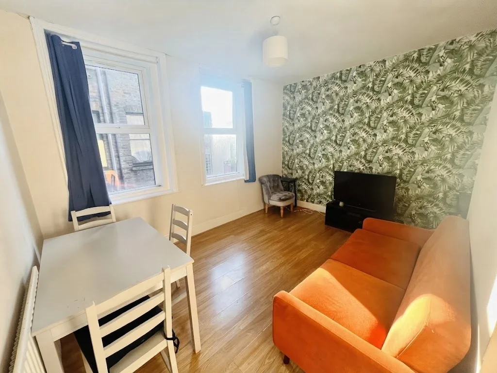 Flat Brighton Terrace in Greater London