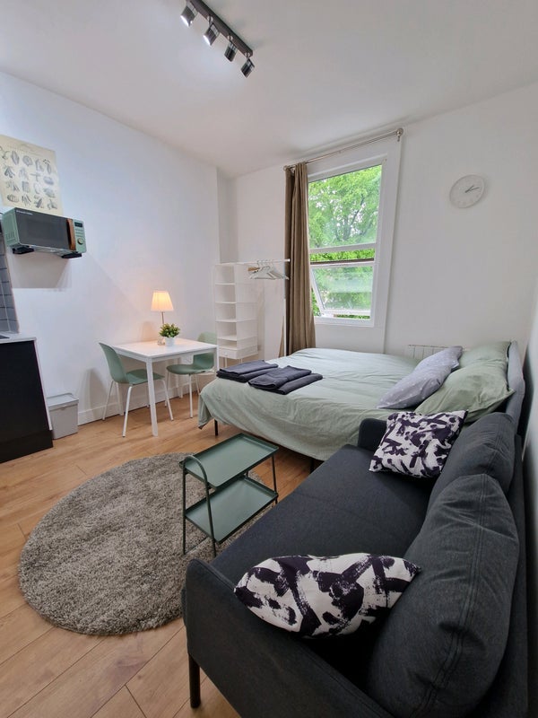 Flat Sandringham Road in Greater London