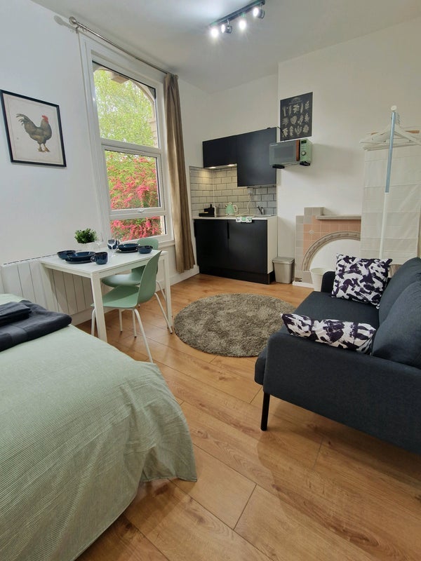 Flat Sandringham Road in Greater London