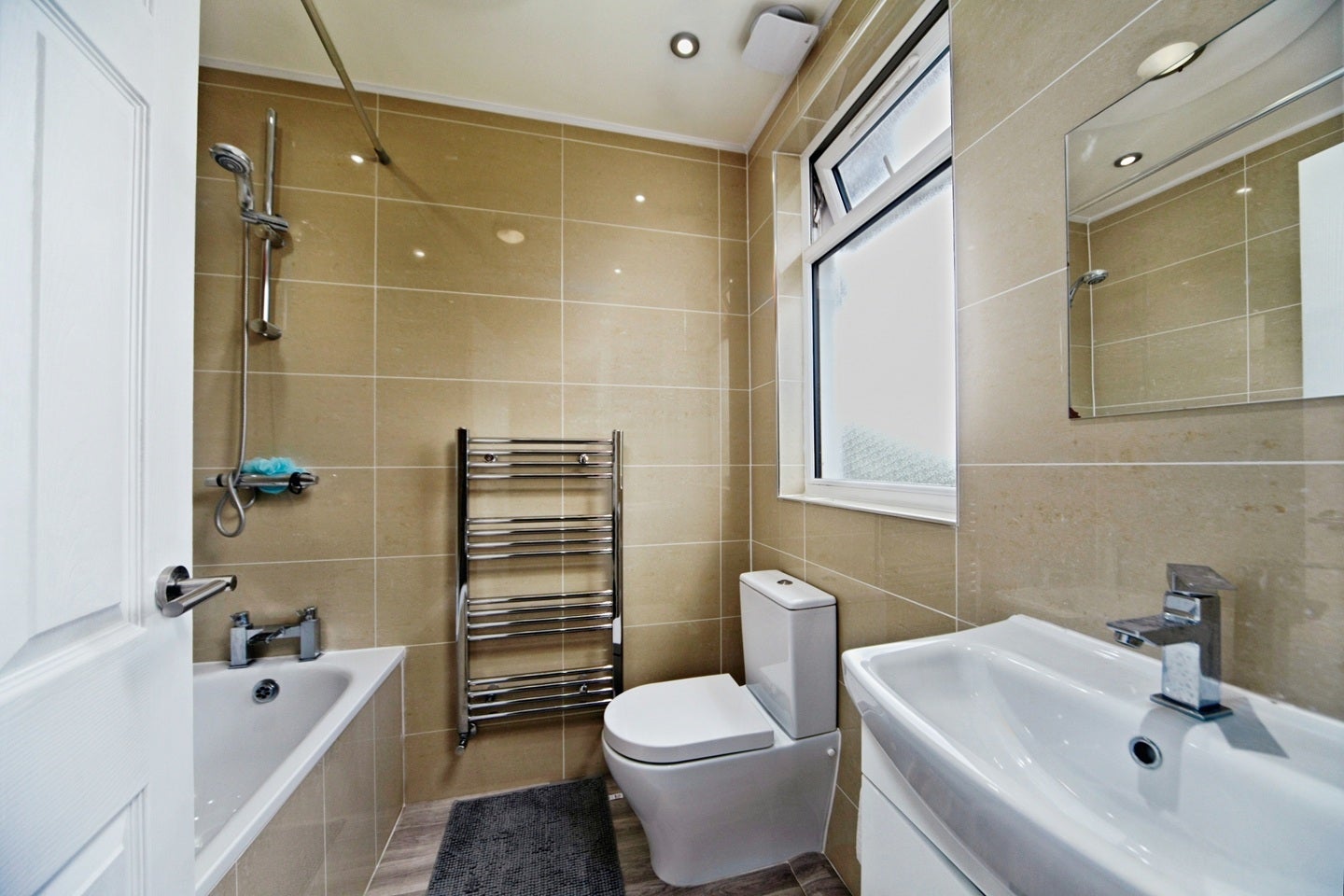 Flat Briar Avenue in Greater London