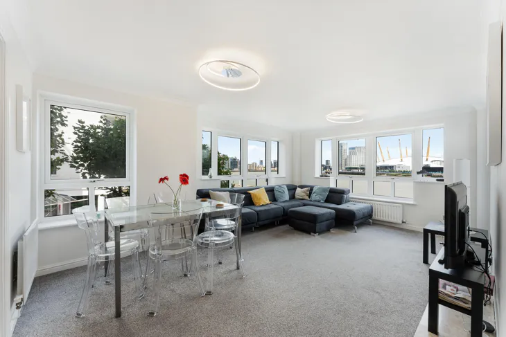 Flat Stewart Street in Greater London