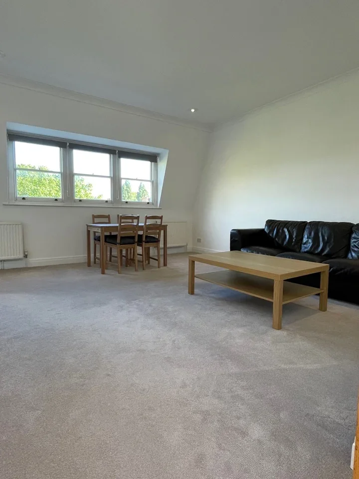 Flat Fellows Road in Greater London
