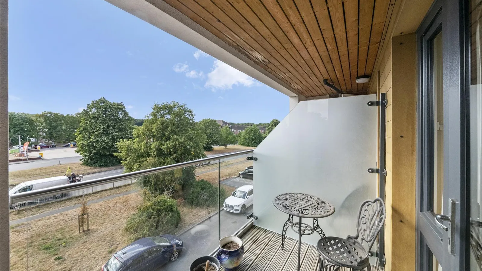 Flat Moorfield Road in Denham