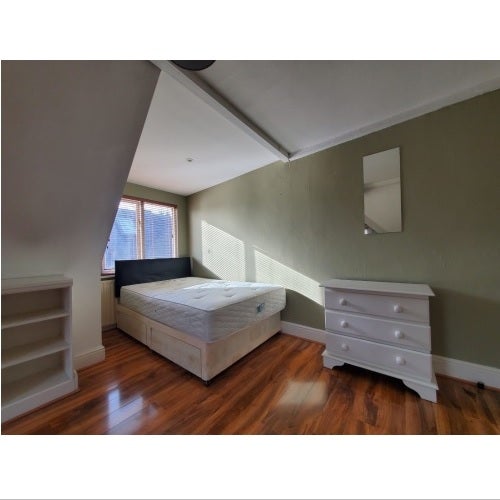 Room Lynton Road in London