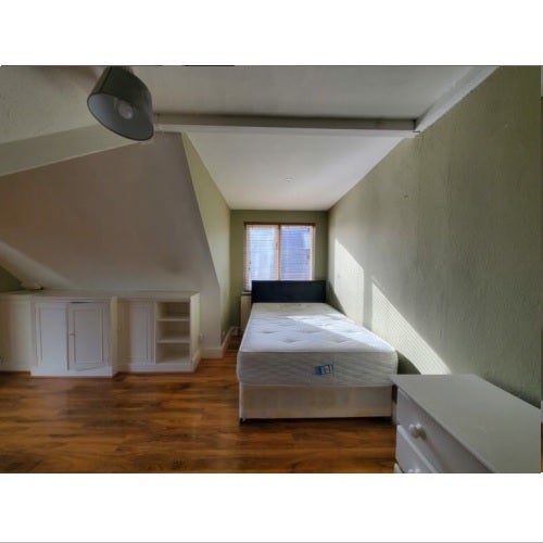 Room Lynton Road in London