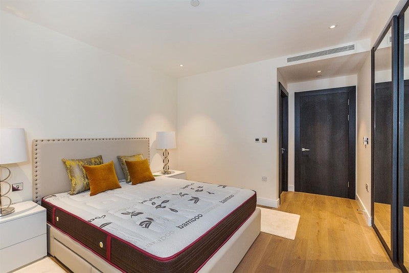 Flat Moat Street in Greater London
