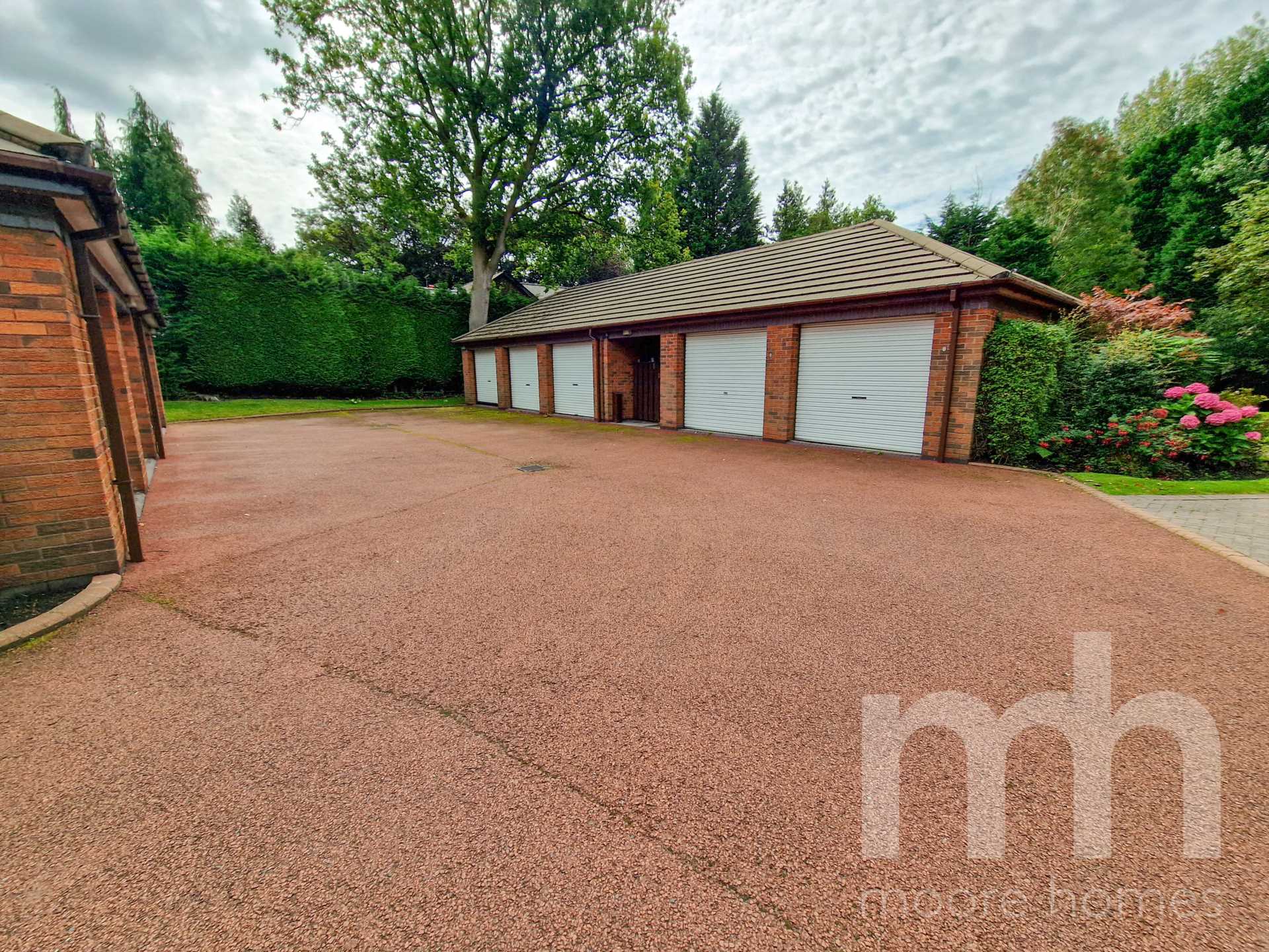 Flat Grove Lane in Cheadle Hulme