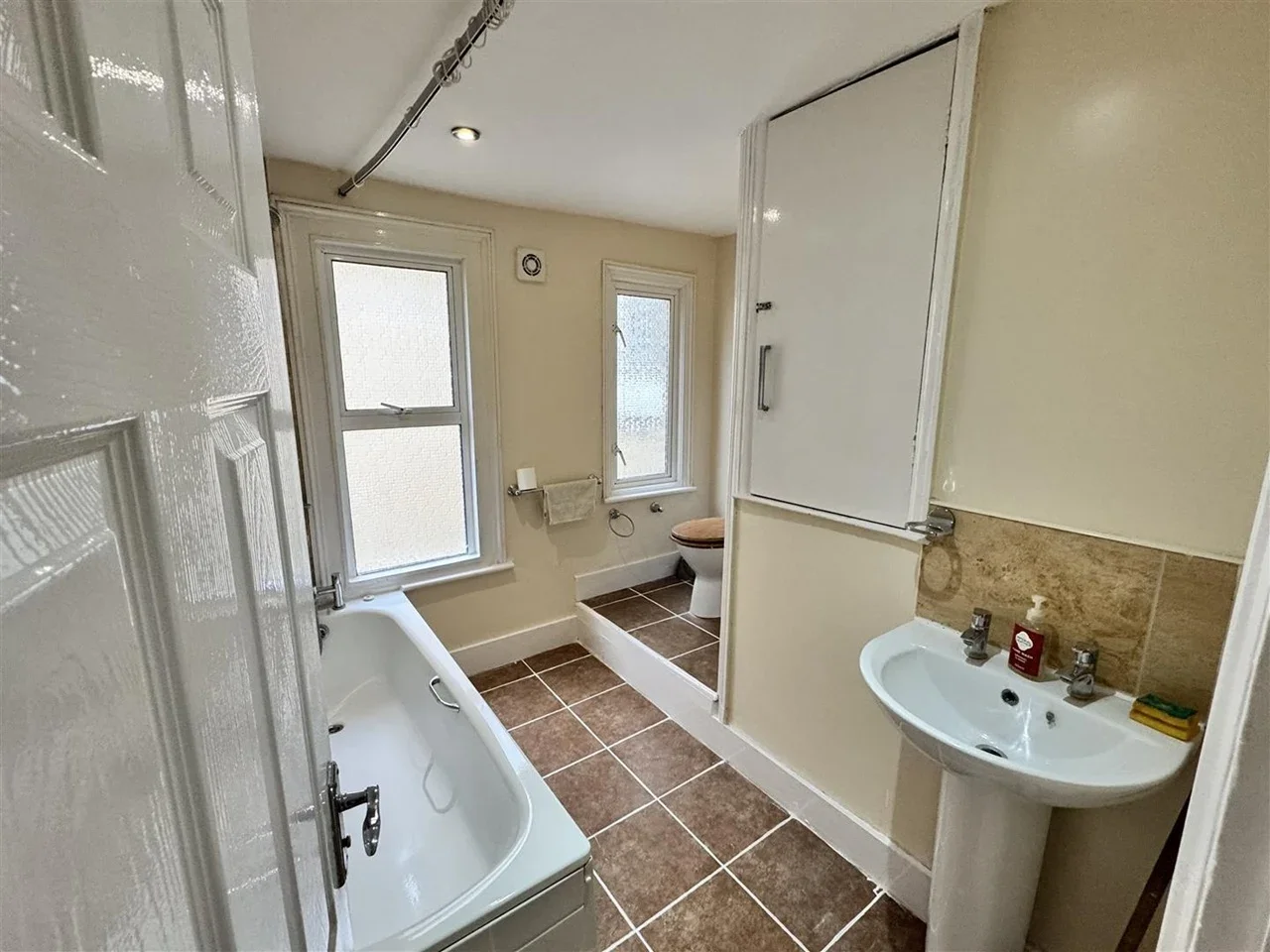 Flat Byton Road in Greater London