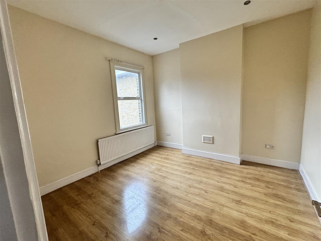 Flat Byton Road in Greater London