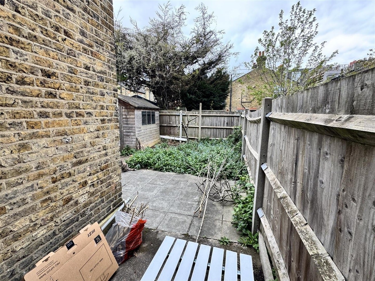 Flat Byton Road in Greater London
