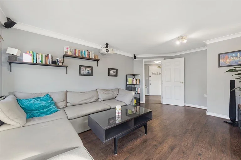 Flat Sumner Road in Greater London