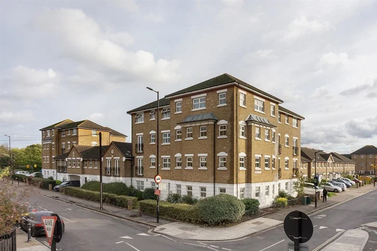 Flat Sumner Road in Greater London