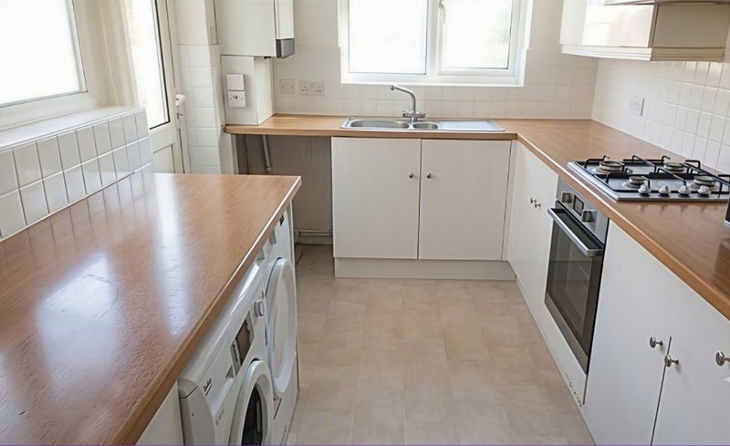 Room Sandhurst Road in Greater London