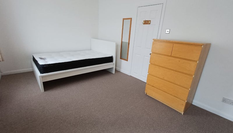 Room Sandhurst Road in Greater London