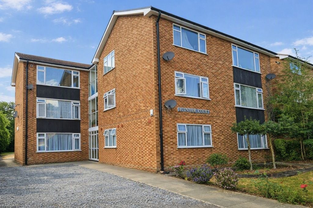 Flat Harrowdene Road in Greater London