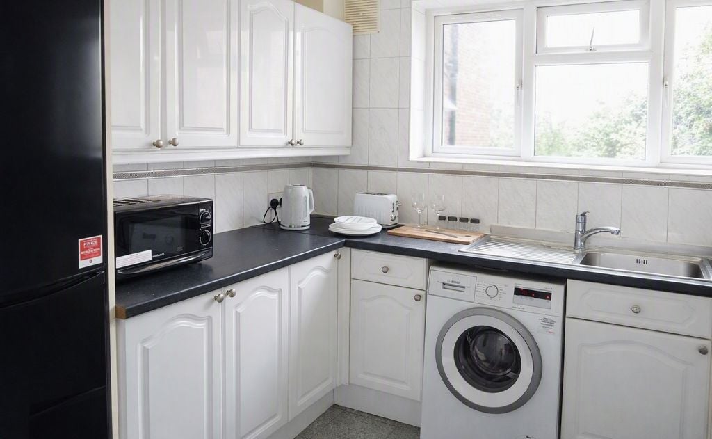 Flat Harrowdene Road in Greater London
