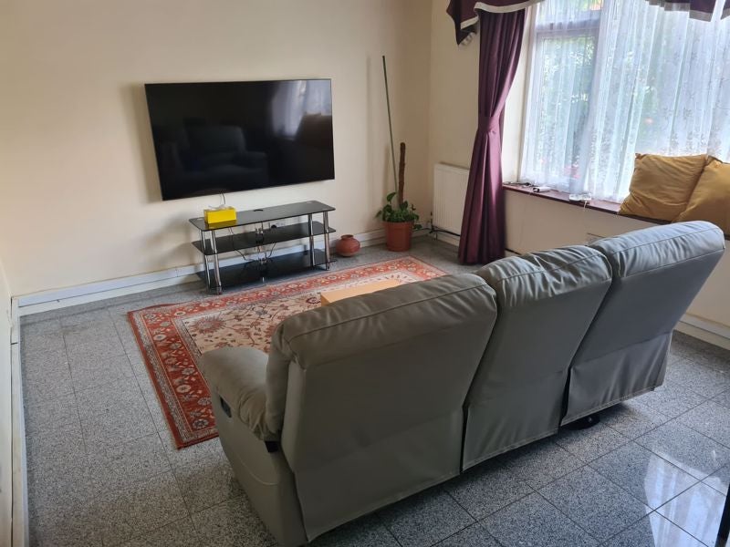 Flat Harrowdene Road in Greater London