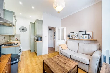 Flat Madeira Road in Greater London