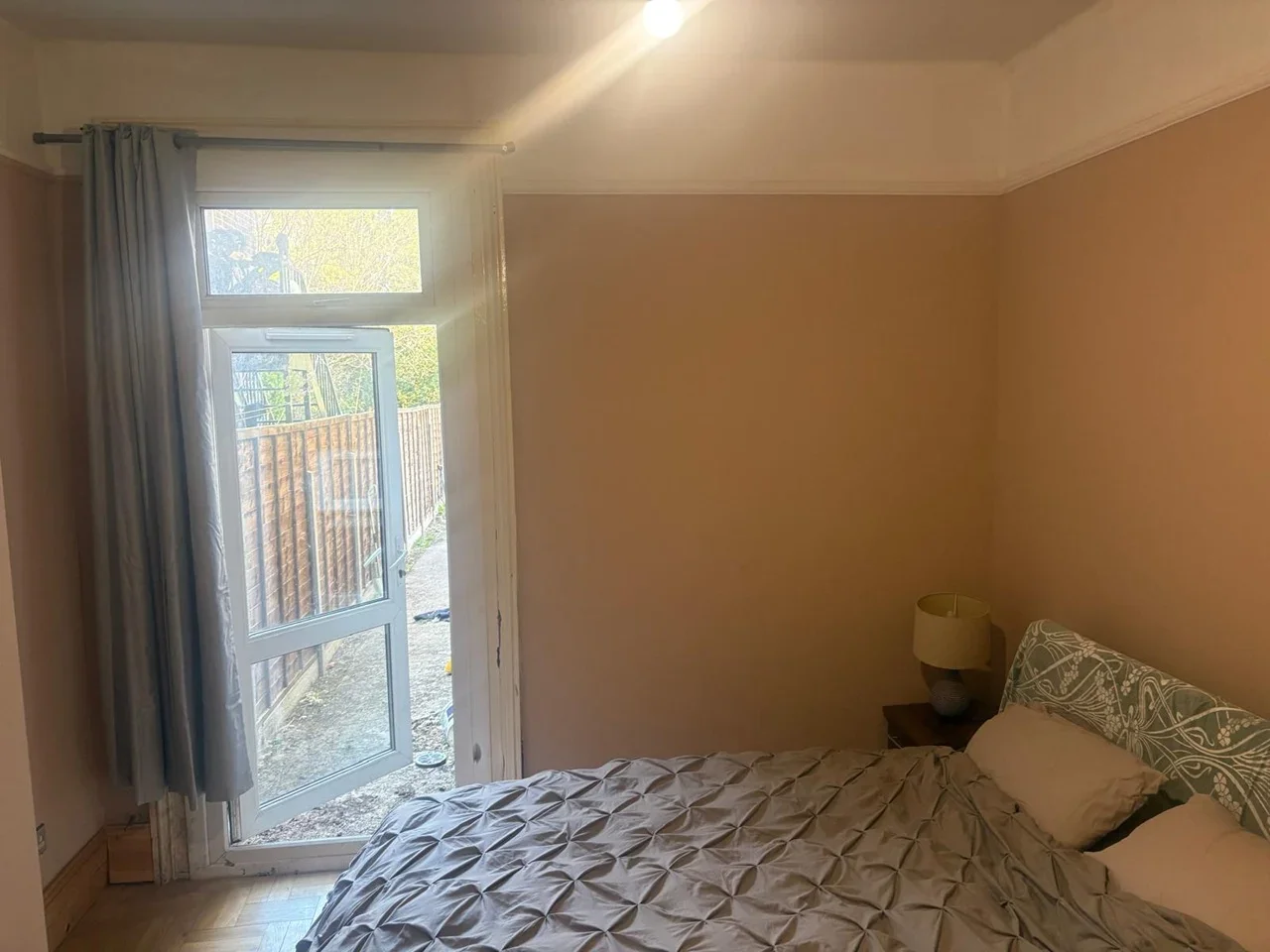 Room Bensham Manor Road in Greater London