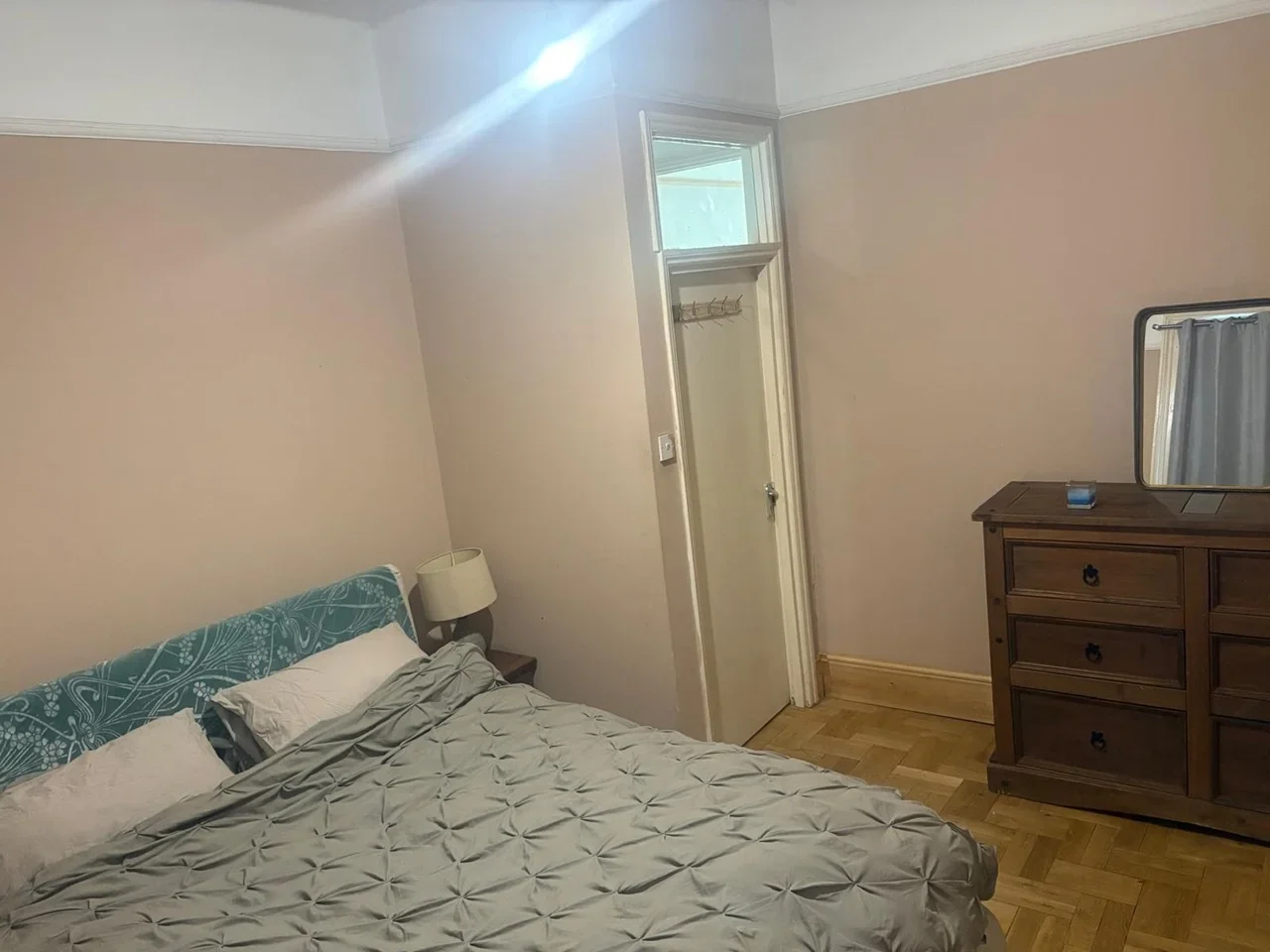Room Bensham Manor Road in Greater London