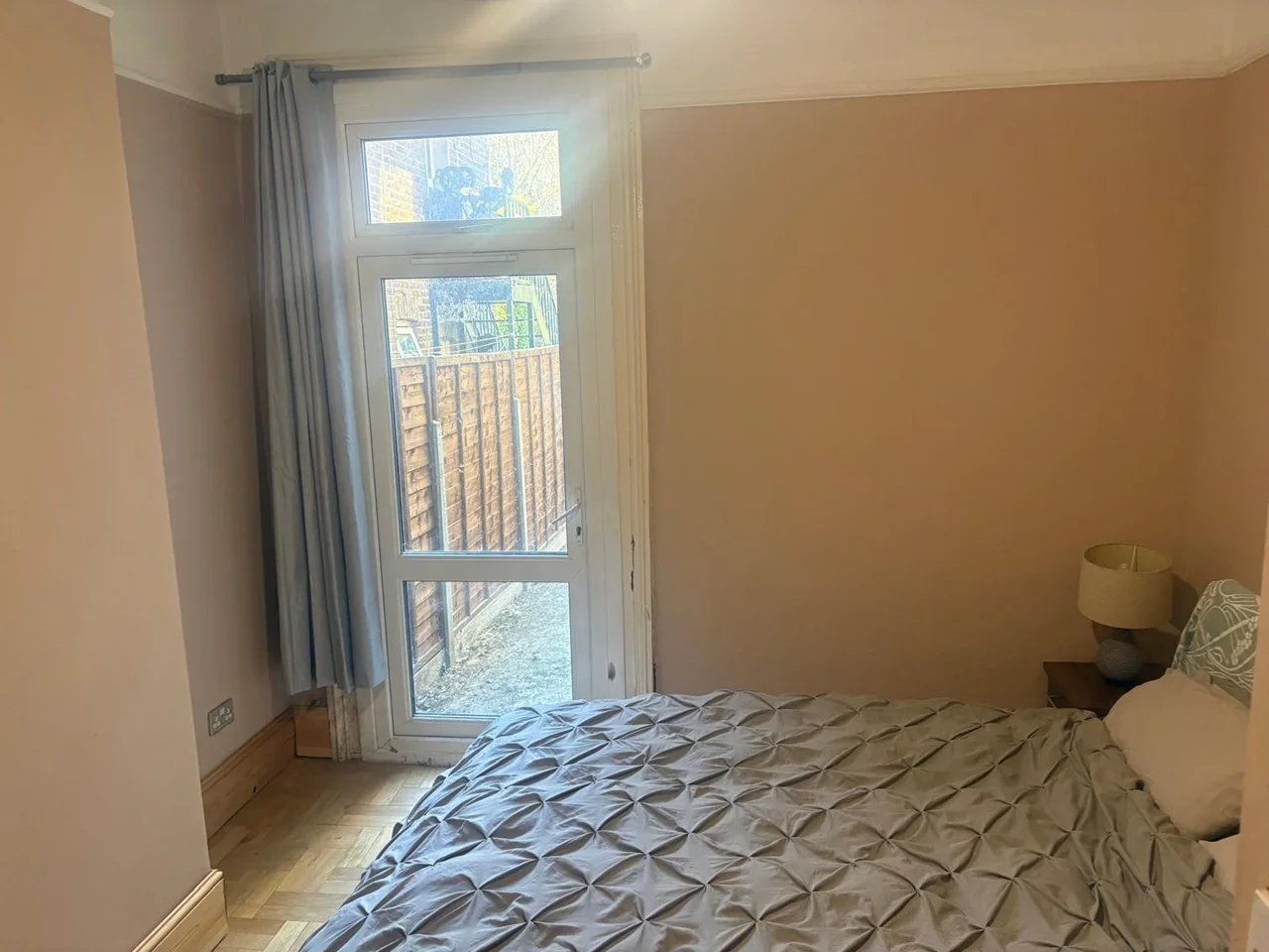 Room Bensham Manor Road in Greater London