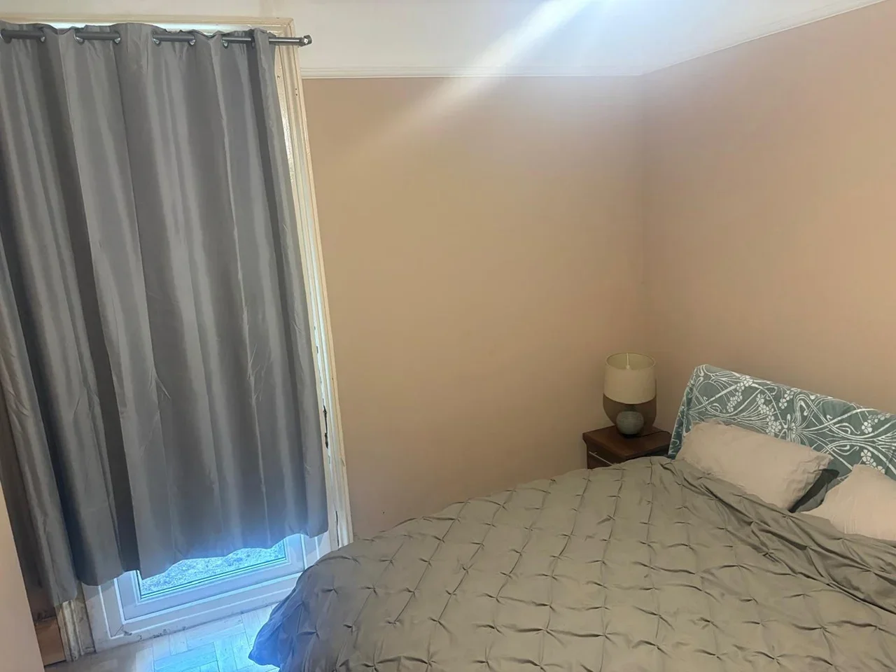 Room Bensham Manor Road in Greater London
