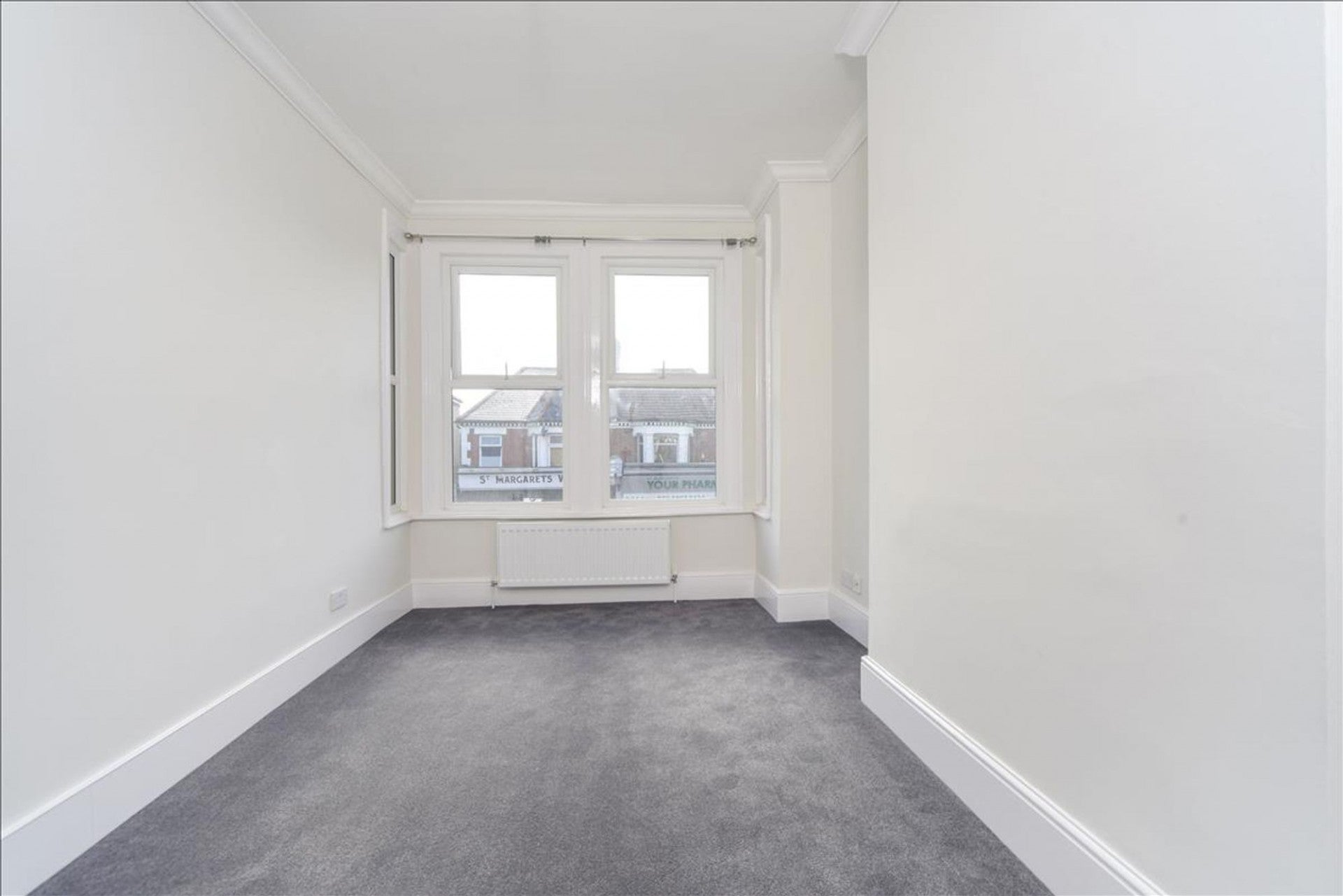 Flat Crown Road in Greater London