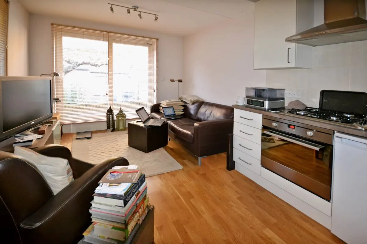 Flat Gascony Avenue in Greater London