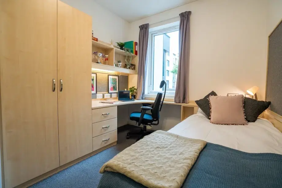 Flat Clevely Way in Nottingham
