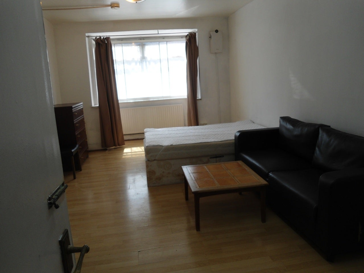 Flat Taunton Avenue in Greater London