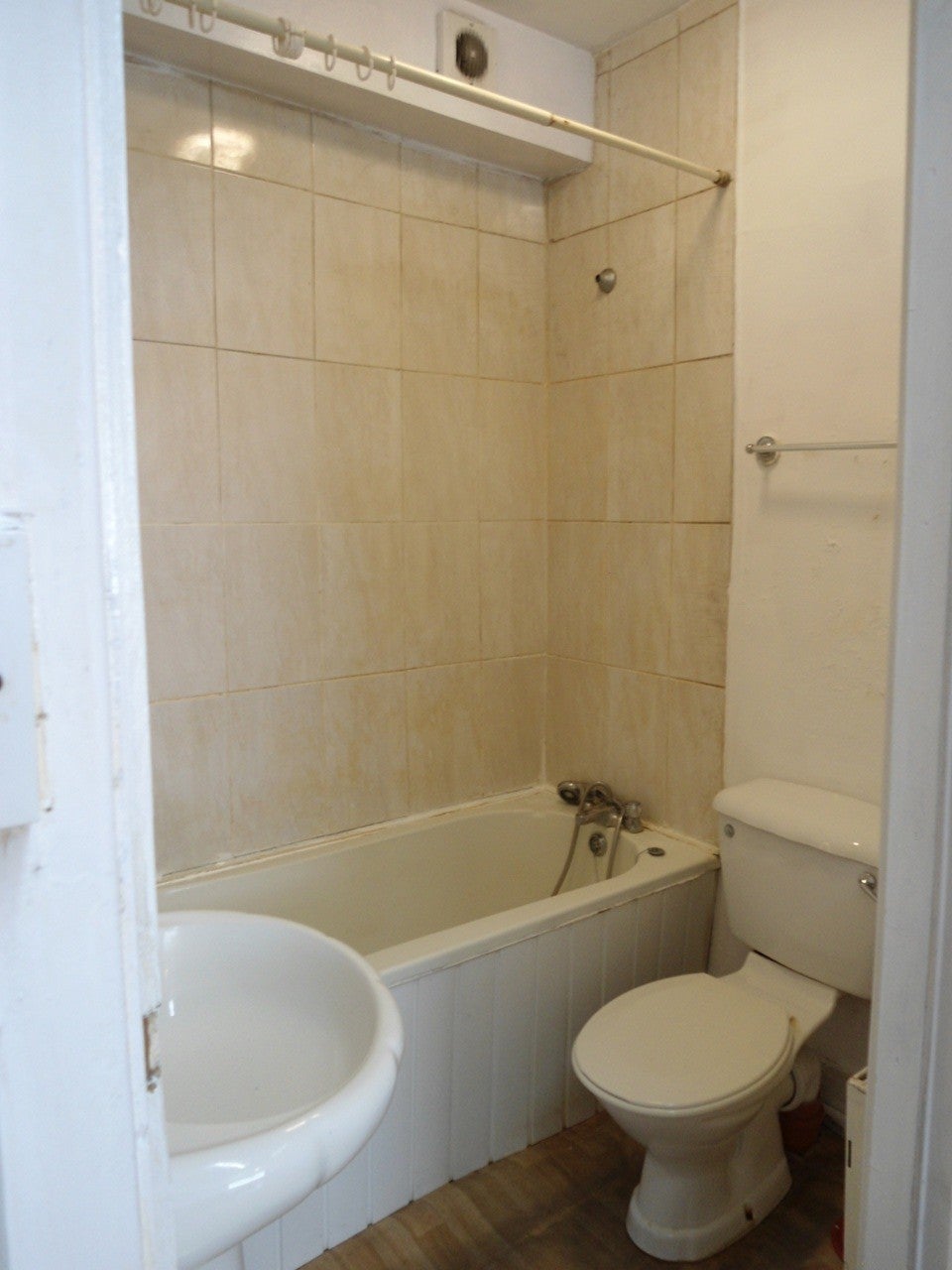 Flat Taunton Avenue in Greater London