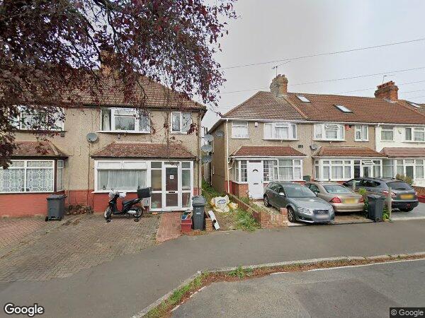 Flat Taunton Avenue in Greater London