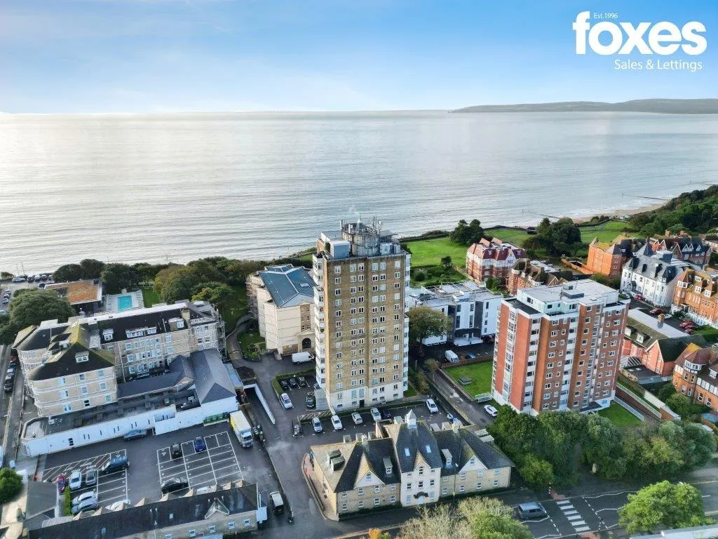 Flat West Cliff Road in Bournemouth