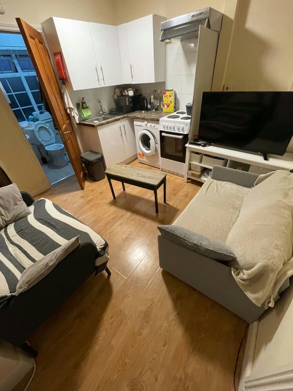 Room Summers Lane in Greater London
