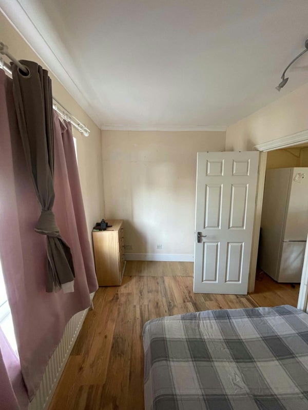 Room Summers Lane in Greater London