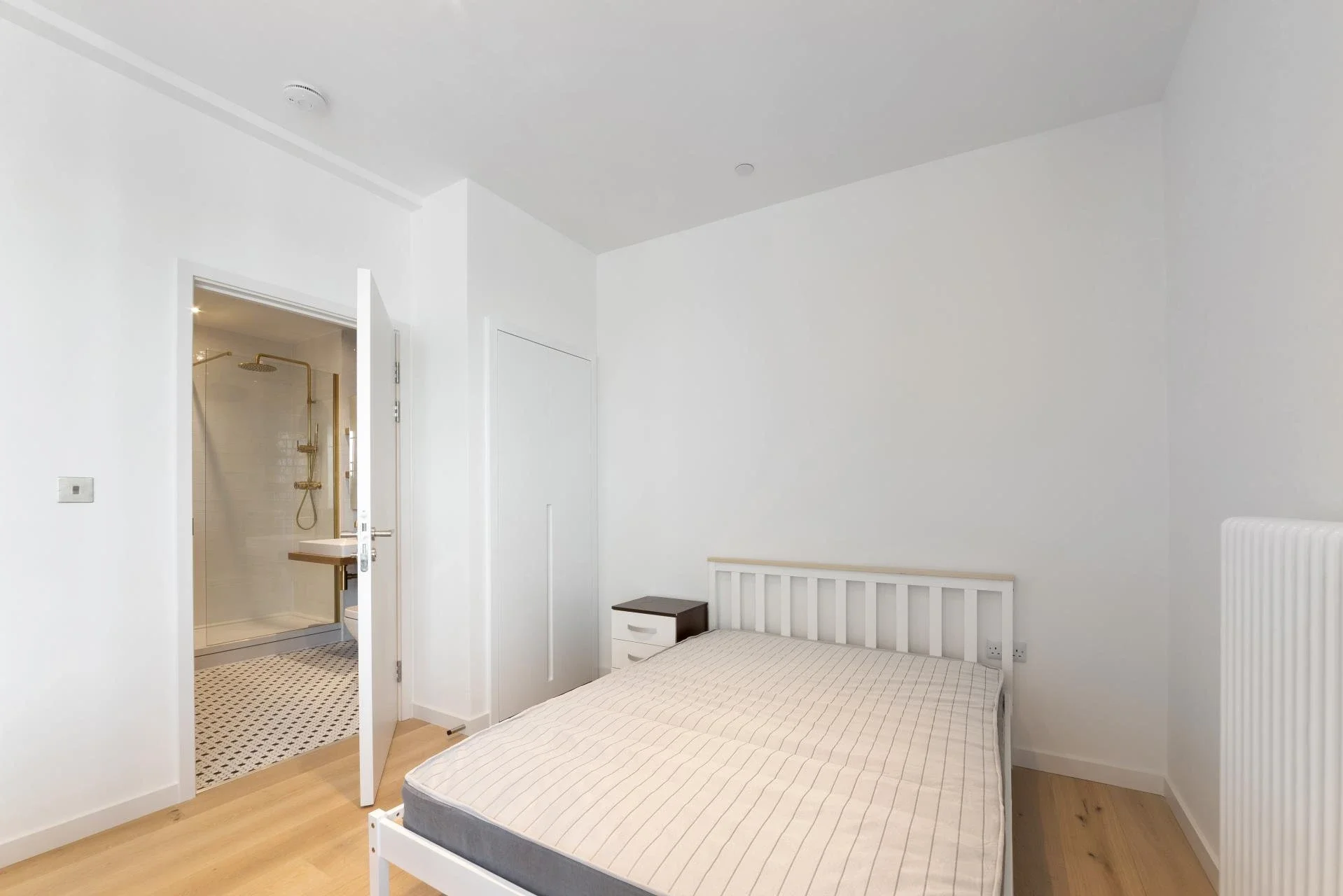 Flat Orchard Place in Greater London