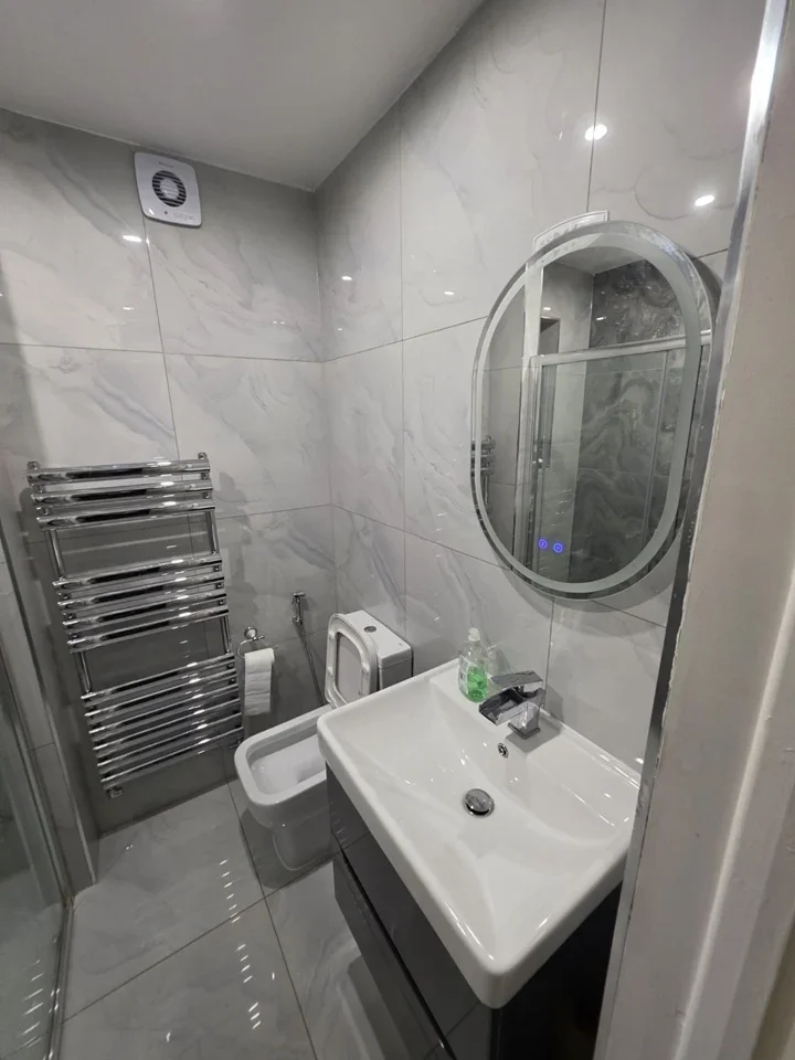 Room Lenthall Avenue in Grays