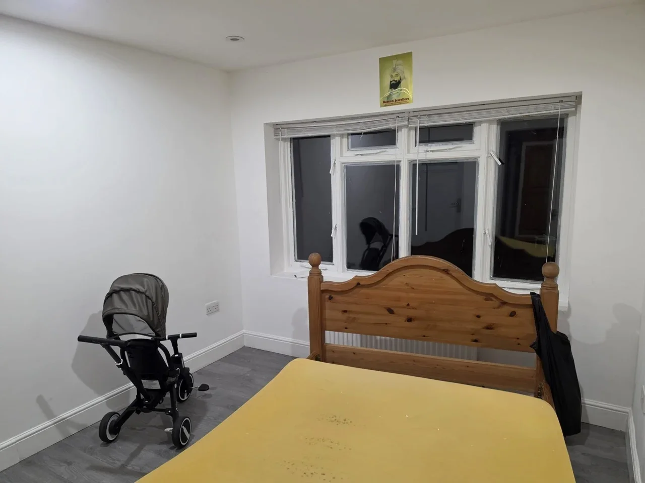 Room Lenthall Avenue in Grays