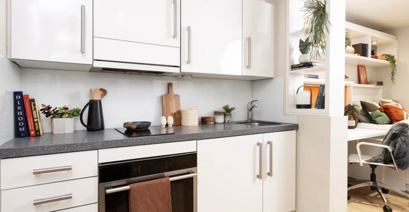 Room Leman Street in Greater London