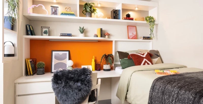 Room Leman Street in Greater London