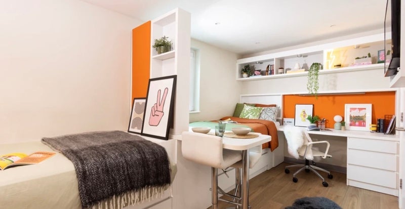 Room Leman Street in Greater London