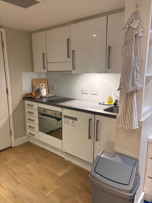 Room Leman Street in Greater London