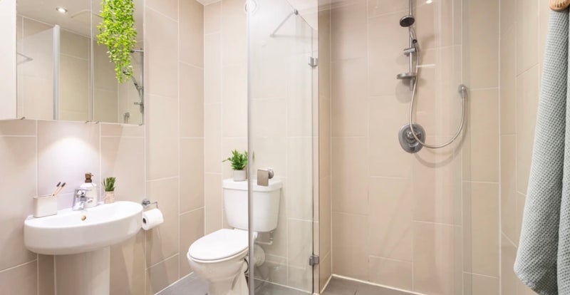 Room Leman Street in Greater London