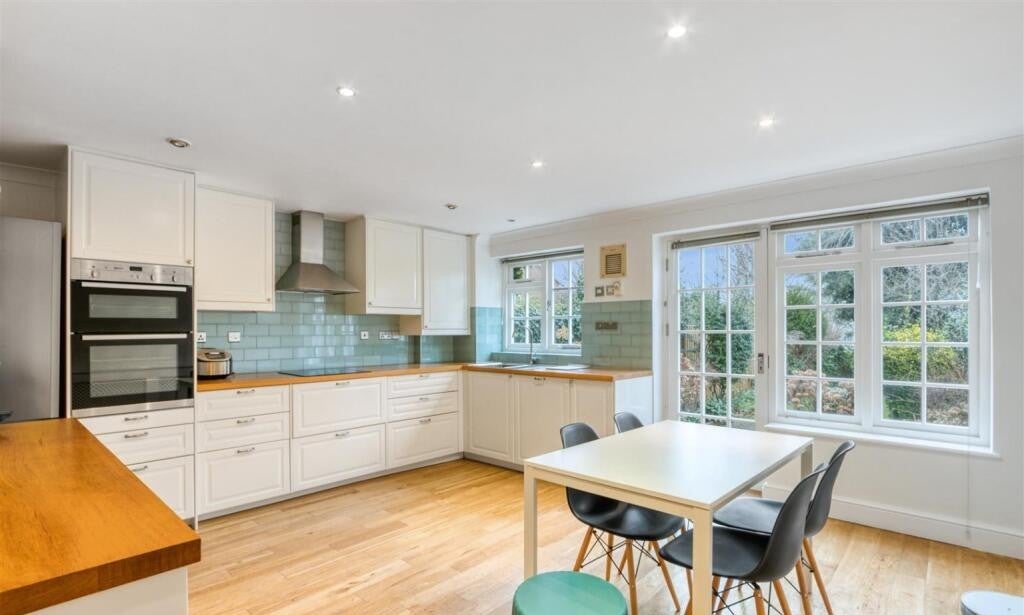 Room Oldfield Mews in Greater London