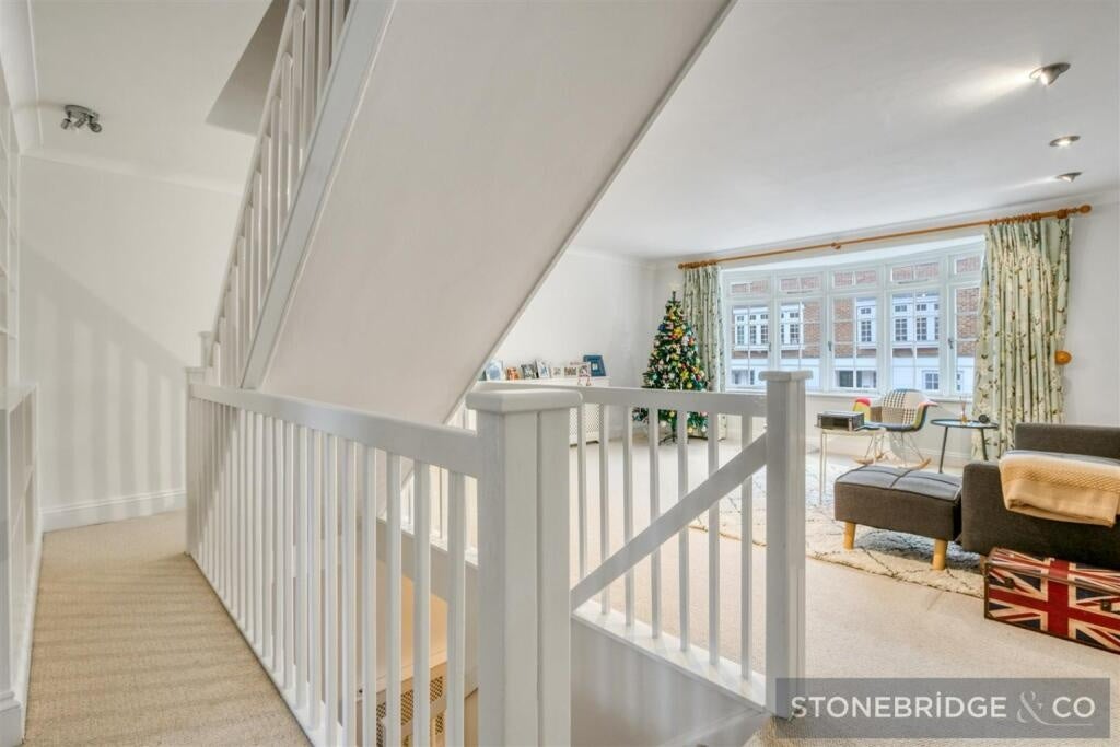 Room Oldfield Mews in Greater London