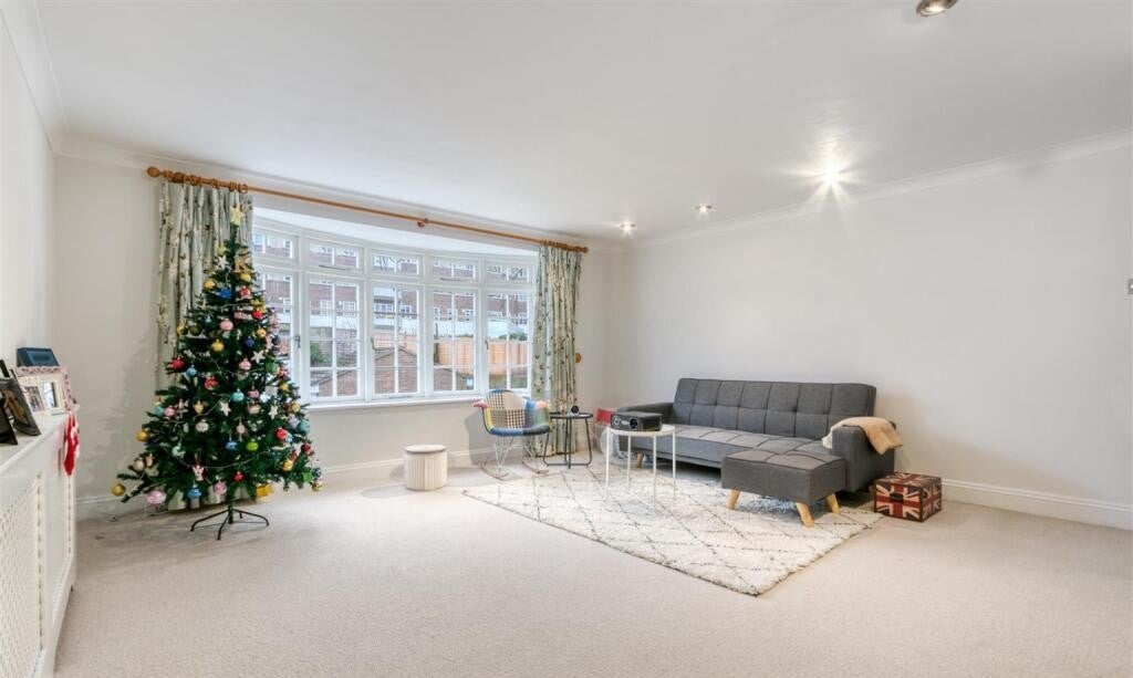Room Oldfield Mews in Greater London