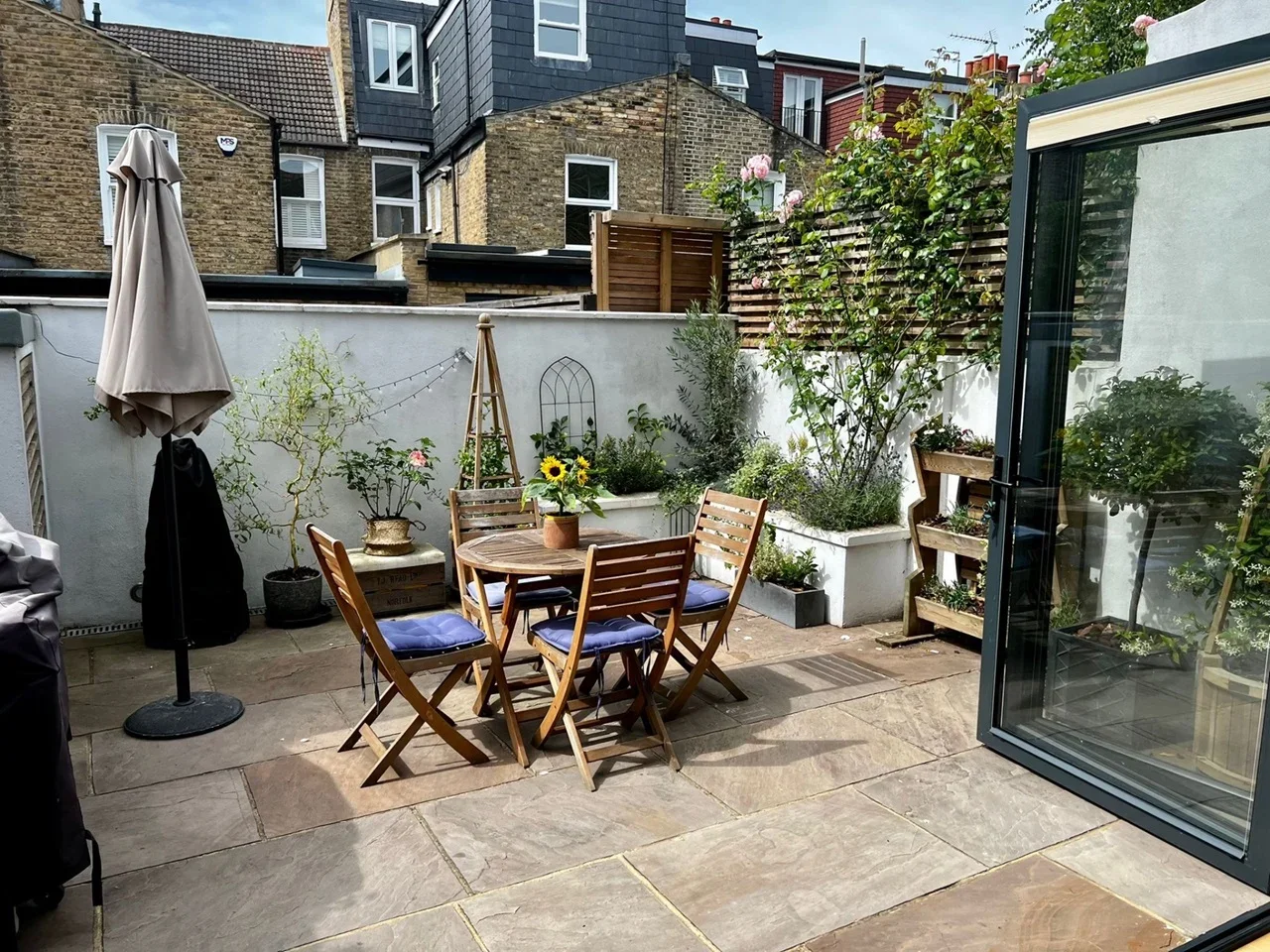 Flat Cathles Road in Greater London