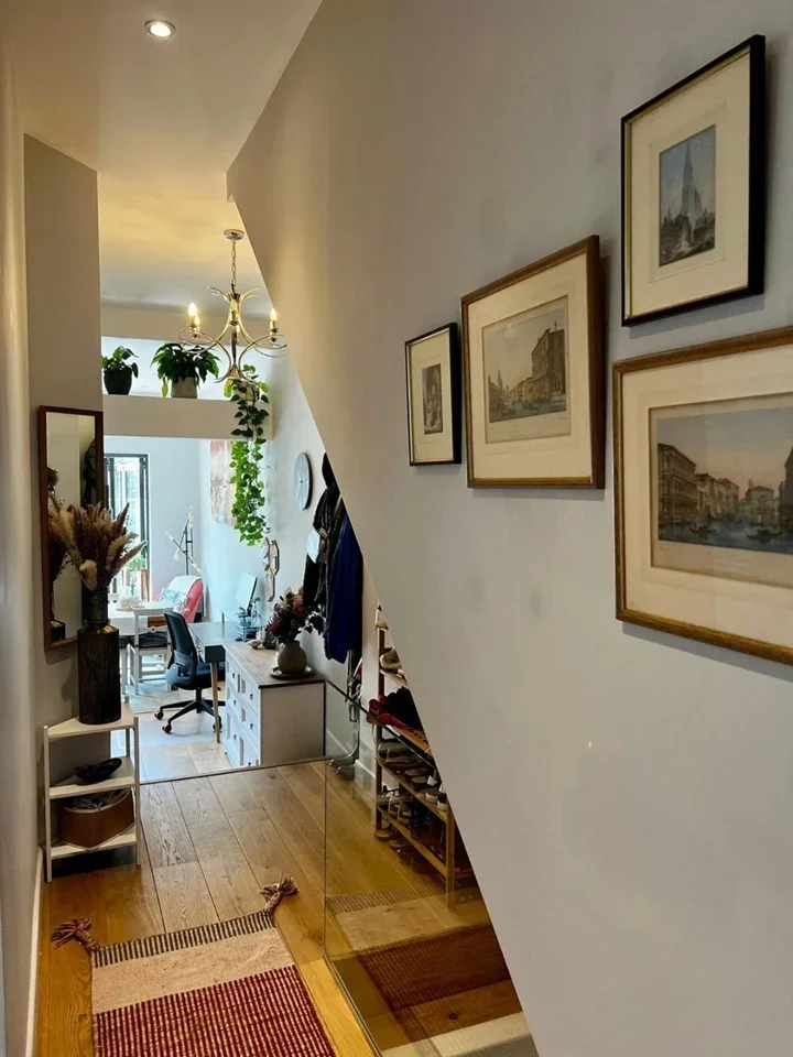 Flat Cathles Road in Greater London