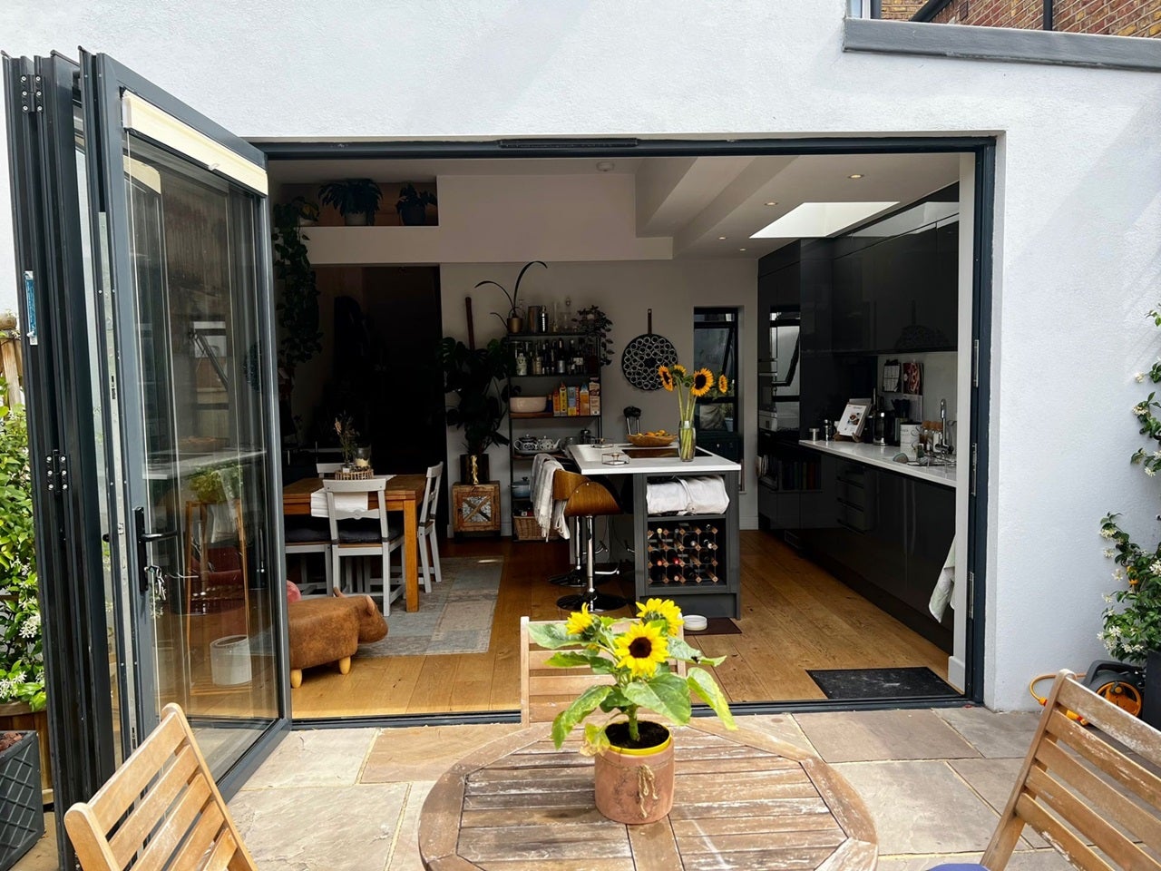 Flat Cathles Road in Greater London
