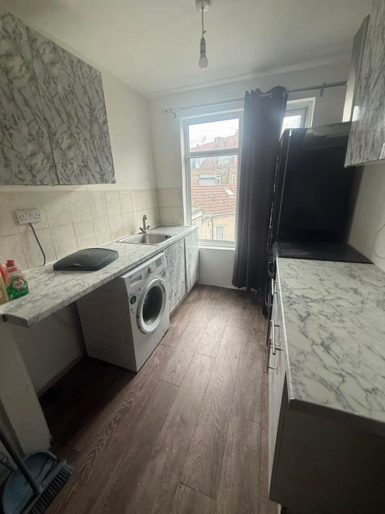Flat Chequers Parade, Ripple Road in Greater London